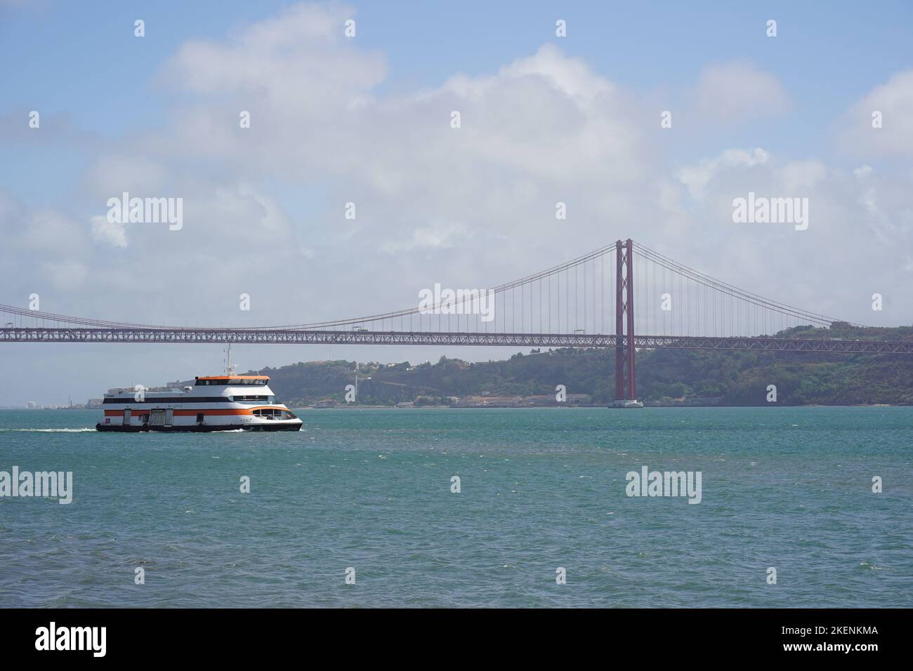 Lisbona, Portogallo - Settembre 2022: Il Ponte 25 de Abril è un ponte sospeso che collega Lisbona all'Almada sul fiume Tago. Foto Stock