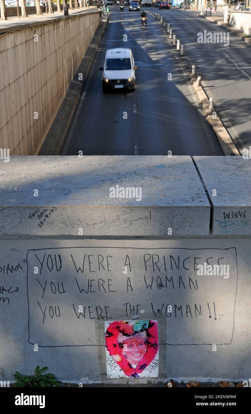 Un omaggio a Diana, Principessa del Galles, al tunnel Pont de l'Alma a Parigi, dove lei e altri due furono uccisi in un incidente automobilistico nel 1997. Foto Stock