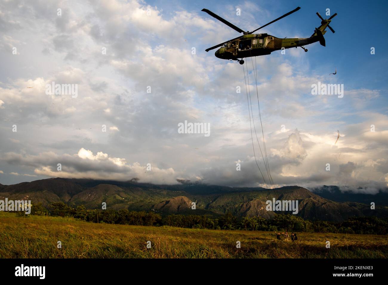 Un esercito colombiano UH-60 Black Hawk si prepara ad evacuare medicalmente le vittime simulate durante le corsie di addestramento all'esercitazione Southern Vanguard 23, Tolemaida Military base, Colombia, 10 novembre 2022. Esercizio la Vanguard meridionale è il primo esercizio di addestramento dell'esercito statunitense che si svolge a livello operativo e tattico, destinato ad aumentare l'interoperabilità tra le forze degli Stati Uniti e dell'emisfero occidentale. L'iterazione di quest'anno, Exercise Southern Vanguard 23, coinvolge soldati dell'esercito statunitense del sud e della guardia nazionale degli Stati Uniti insieme ai soldati dell'esercito colombiano su diversi terreni Foto Stock