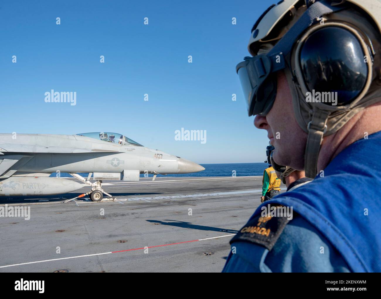 OCEANO ATLANTICO (Nov. 11, 2022) ADM posteriore canadese. David Patchell, vice comandante, U.S. 2nd Fleet, osserva le operazioni di volo sulla piattaforma di volo USS Gerald R. Ford (CVN 78), novembre 11. Il gruppo Gerald R. Ford Carrier Strike, che viene schierato nell'Oceano Atlantico, conduce formazione e operazioni insieme agli alleati e ai partner della NATO per migliorare l'integrazione per le operazioni future e dimostrare l'impegno della Marina degli Stati Uniti per una regione atlantica pacifica, stabile e priva di conflitti. (STATI UNITI Foto Navy di Mass Communication Specialist 1st Classe Ryan Seelbach) Foto Stock