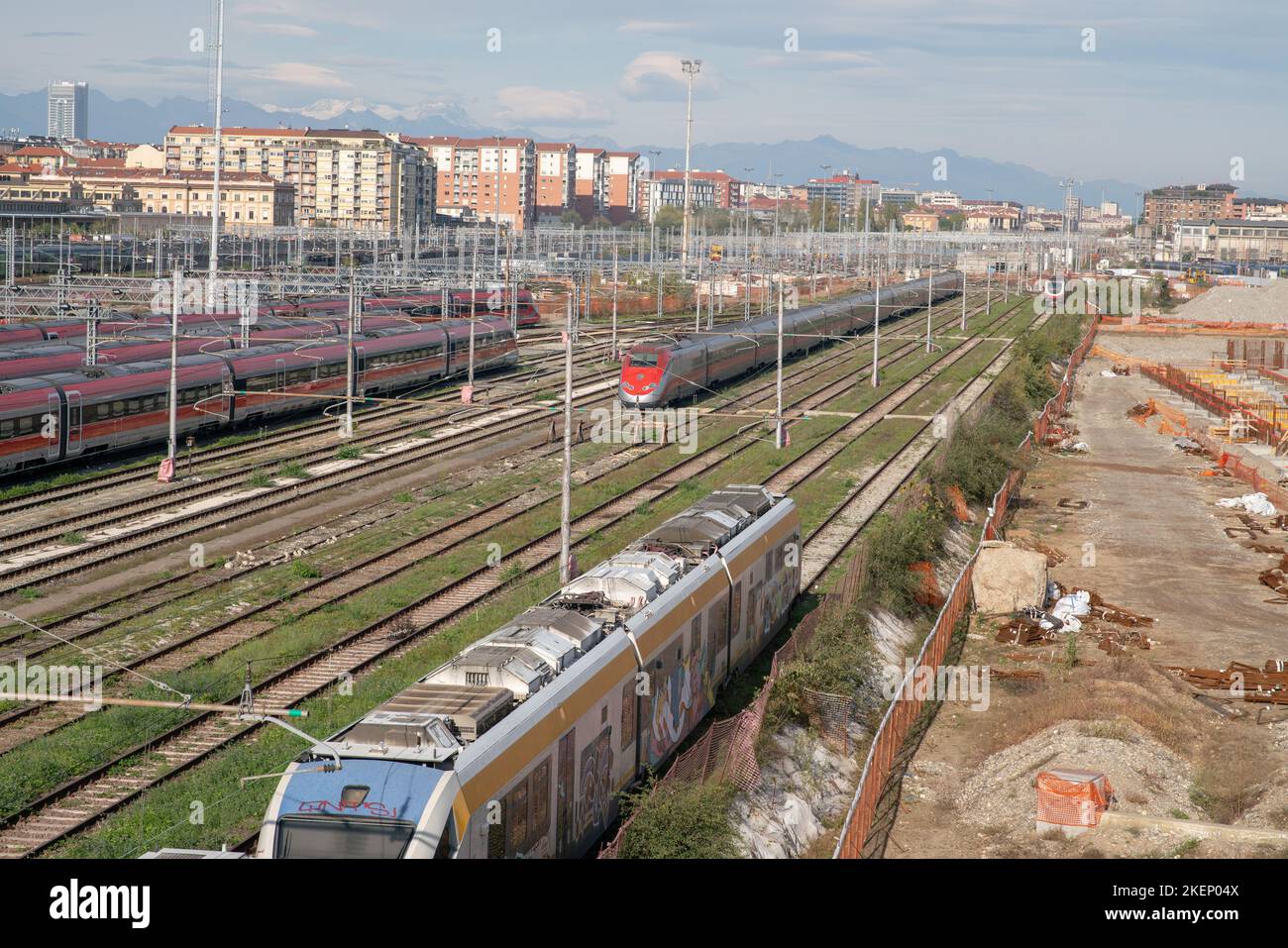 Le linee ferroviarie sono economiche ed ecologiche, i treni si spostano da tutte le città a nuove destinazioni per il turismo, il lavoro, il commercio, comodo e veloce tra Foto Stock