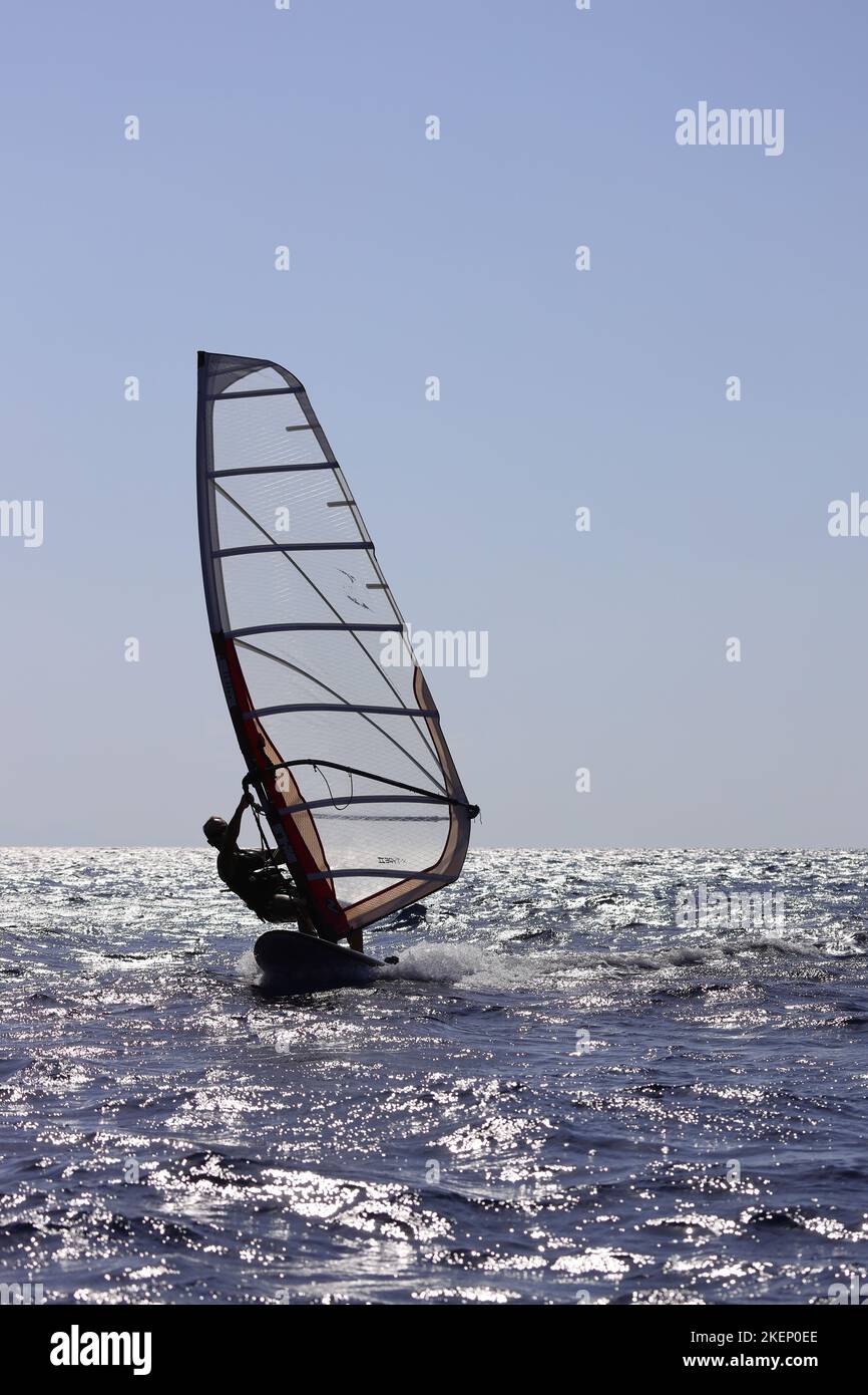 Bodrum, Mugla, Turchia. 05 novembre 2022 : un atleta che fa windsurf nel Mar Egeo. Foto Stock