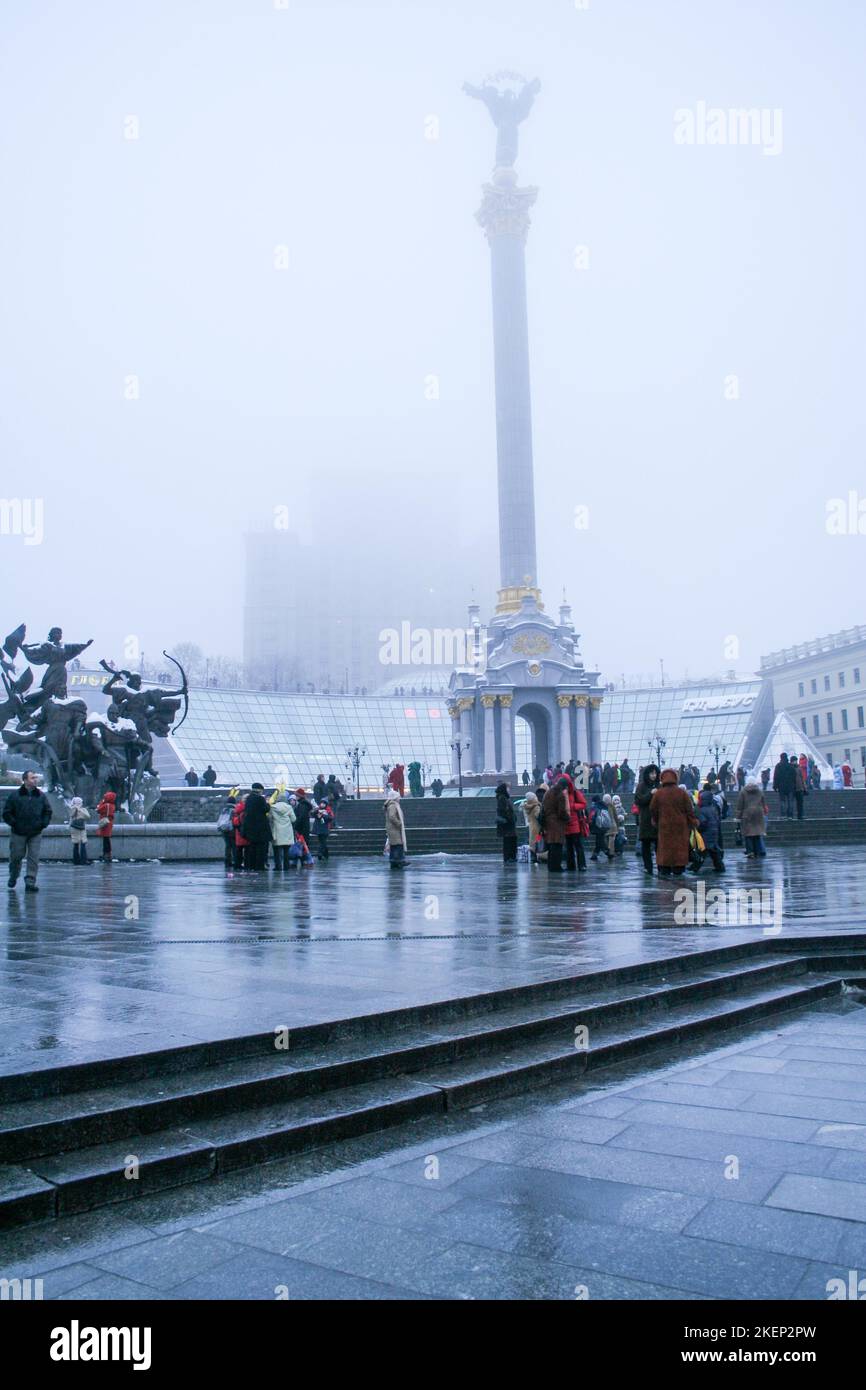 Statua di un angelo di rame placcati in oro e in piedi su un alto pilastro nel centro di Kiev Foto Stock