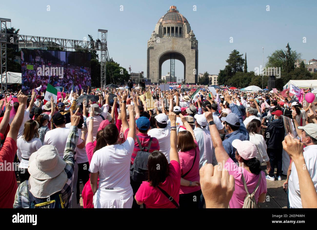 Città del Messico, Città del Messico, MESSICO. 13th Nov 2022. Migliaia di persone dimostrano in piazze e viali importanti di Città del Messico per protestare contro i cambiamenti previsti per l'Istituto elettorale federale INE che il governo del presidente del Messico, Andrés Manuel LÃ³pez Obrador, ha annunciato. Le proteste si sono diffuse in diversi stati della Repubblica messicana. La resistenza della società civile si concentra sull'insistenza dell'attuale governo di modificare il sistema elettorale alla vigilia dell'inizio del processo elettorale nel 2024. (Credit Image: © Jorge Nunez/ZUMA Press Wire) Foto Stock