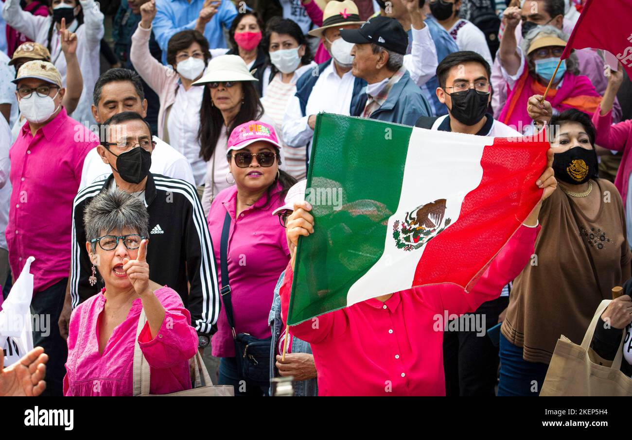 Città del Messico, Città del Messico, MESSICO. 13th Nov 2022. Migliaia di persone dimostrano in piazze e viali importanti di Città del Messico per protestare contro i cambiamenti previsti per l'Istituto elettorale federale INE che il governo del presidente del Messico, Andrés Manuel LÃ³pez Obrador, ha annunciato. Le proteste si sono diffuse in diversi stati della Repubblica messicana. La resistenza della società civile si concentra sull'insistenza dell'attuale governo di modificare il sistema elettorale alla vigilia dell'inizio del processo elettorale nel 2024. (Credit Image: © Jorge Nunez/ZUMA Press Wire) Foto Stock