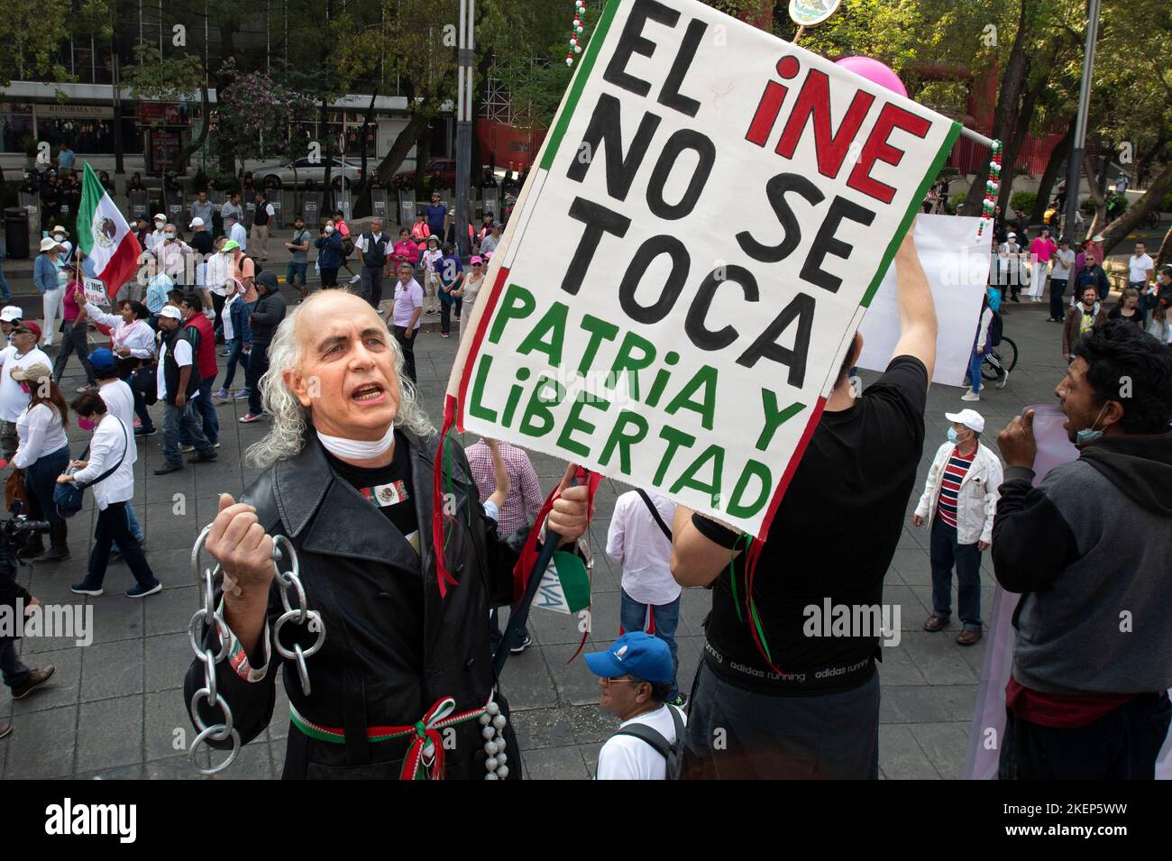 Città del Messico, Città del Messico, MESSICO. 13th Nov 2022. Migliaia di persone dimostrano in piazze e viali importanti di Città del Messico per protestare contro i cambiamenti previsti per l'Istituto elettorale federale INE che il governo del presidente del Messico, Andrés Manuel LÃ³pez Obrador, ha annunciato. Le proteste si sono diffuse in diversi stati della Repubblica messicana. La resistenza della società civile si concentra sull'insistenza dell'attuale governo di modificare il sistema elettorale alla vigilia dell'inizio del processo elettorale nel 2024. (Credit Image: © Jorge Nunez/ZUMA Press Wire) Foto Stock
