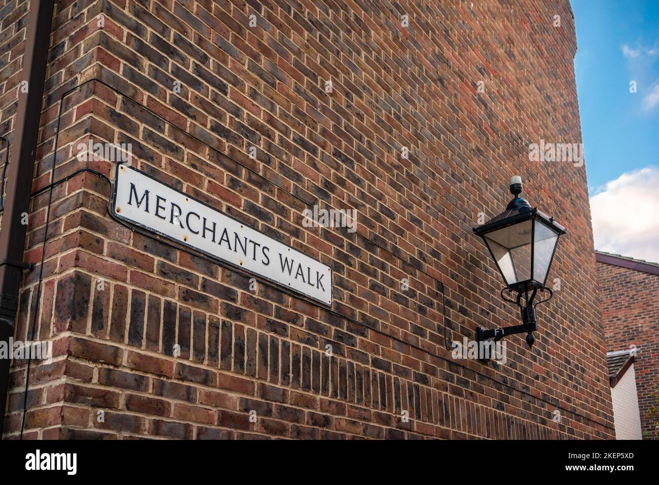Merchants Walk Street segno situato nella parte vecchia città storica di Southampton, Hampshire, Inghilterra, Regno Unito Foto Stock