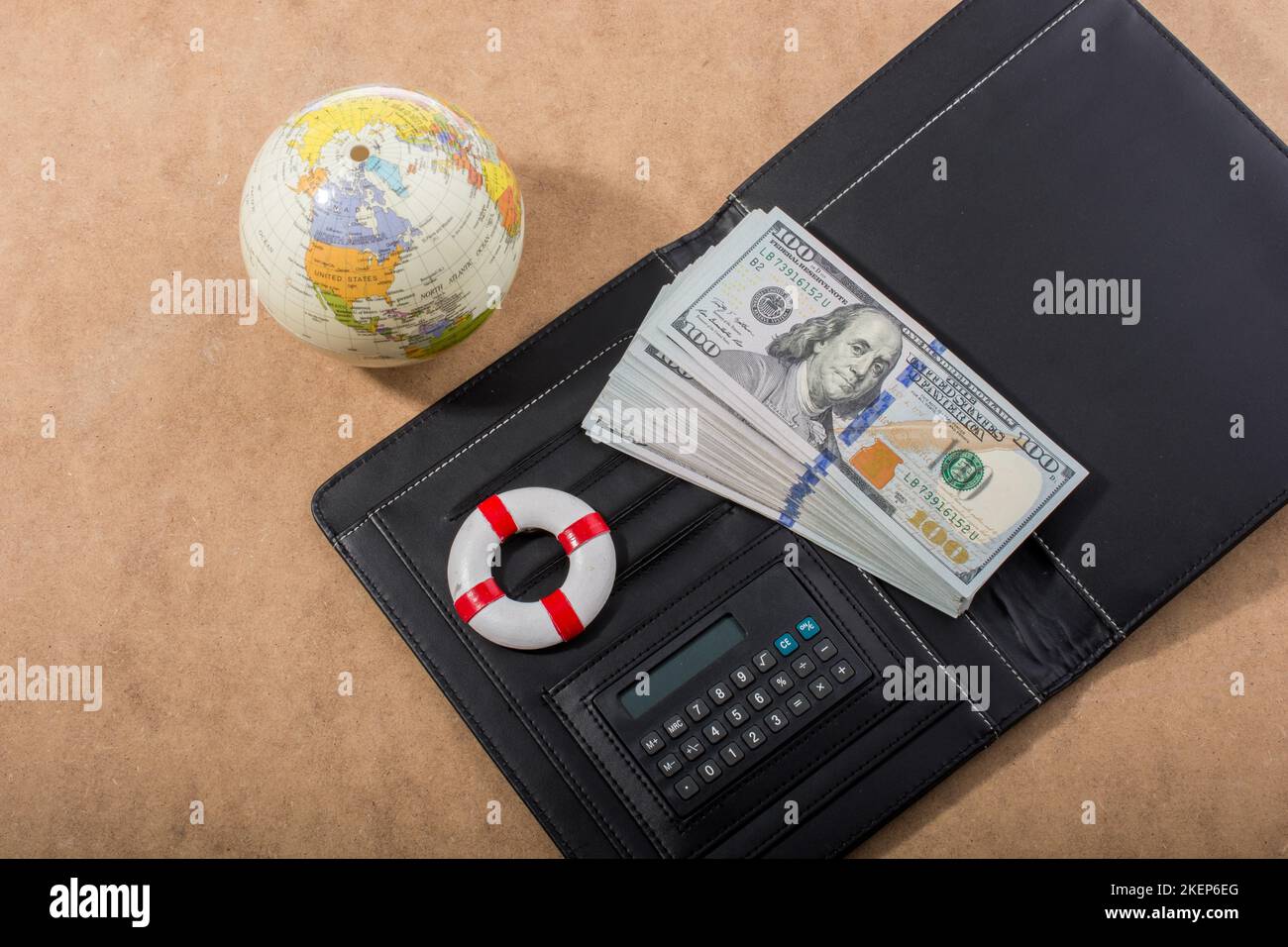Mano che tiene le banconote del dollaro americano isolate su fondo di legno Foto Stock
