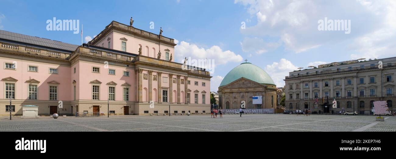 Teatro dell'Opera e Cattedrale di St Hedwig, Bebelplatz, Berlino, Germania Foto Stock
