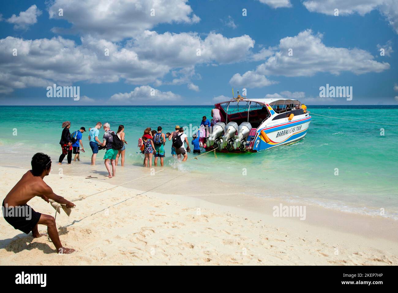 I turisti tornano a Krabi in motoscafo dopo una gita di un giorno dalla spiaggia di Ko Poda, Thailandia Foto Stock