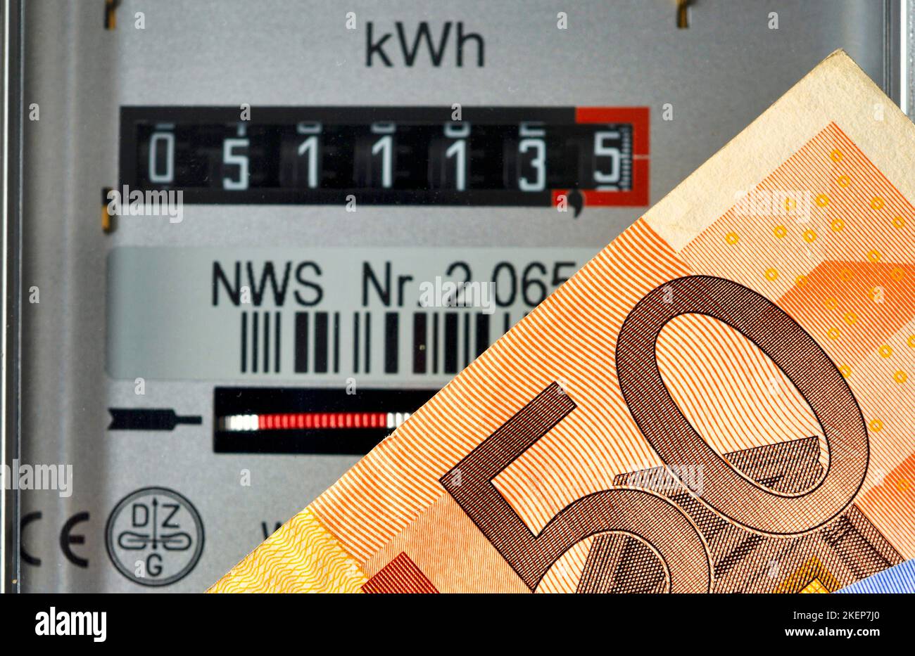 Contatore elettrico banconote IN EURO immagine simbolica costi energetici costi elettrici Foto Stock