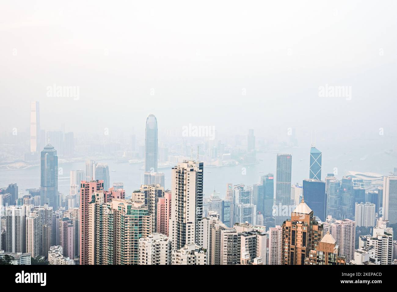 Vista aerea del Victoria Harbour, dello skyline di Hong Kong e di alcune parti di Tsim TSA Tsui come si vede dal picco in una giornata di nebbia; Isola di Hong Kong, Cina Foto Stock