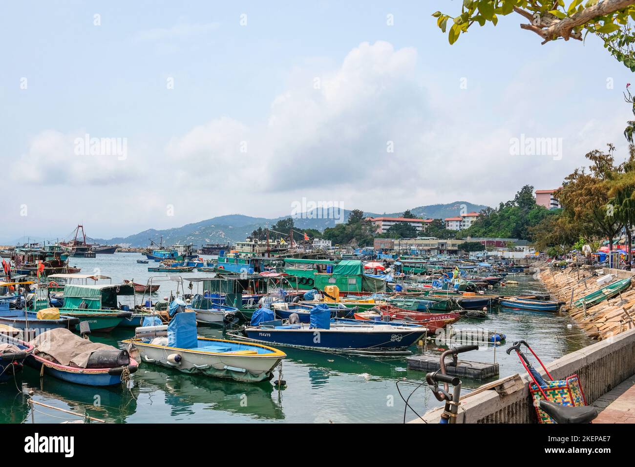 Colorate barche da pesca attraccate al molo - Porto di Cheung Chau, Isole esterne; Hong Kong, Cina Foto Stock