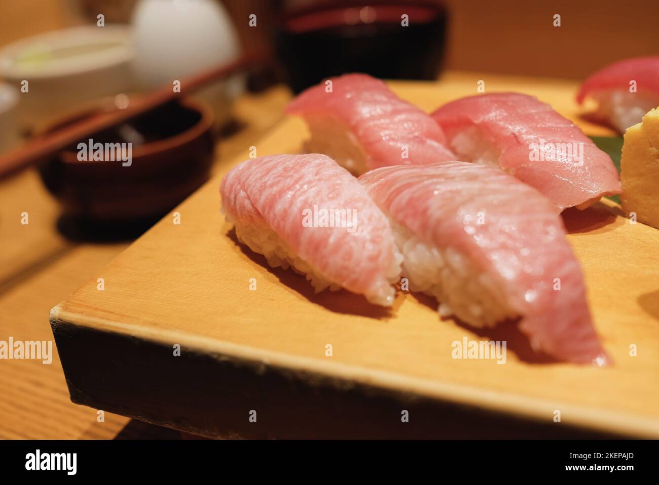 Un piatto di maguro nigiri assortiti (sushi grasso di pancia di tonno con pinna blu) presso un Itamae, un ristorante di sushi a Shinjuku, Tokyo, Jaan Foto Stock