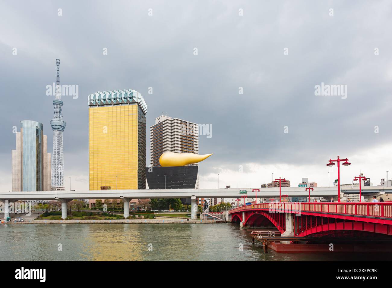 Tokyo, Apr 6 2013 - Vista panoramica del paesaggio urbano e dell'edificio della sede centrale del Gruppo Asahi Foto Stock