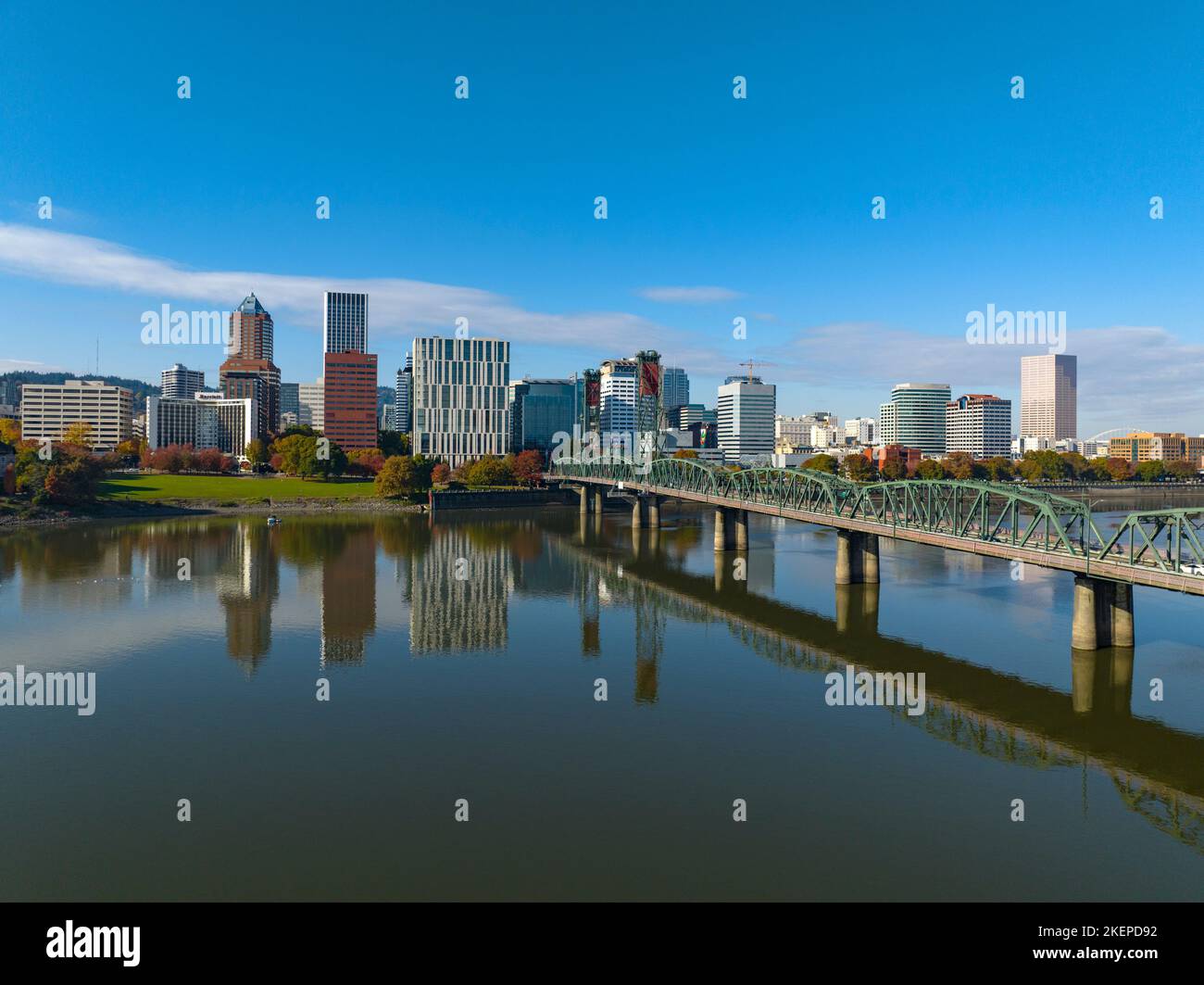 La città di Portland, Oregon, nel Pacifico nord-occidentale, in primo piano è il ponte Hawthorne che attraversa il fiume Willamette. Foto Stock