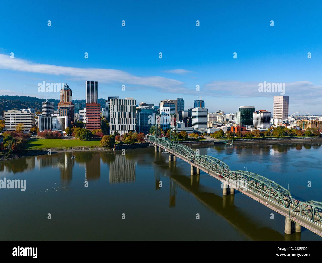 La città di Portland, Oregon, nel Pacifico nord-occidentale, in primo piano è il ponte Hawthorne che attraversa il fiume Willamette. Foto Stock