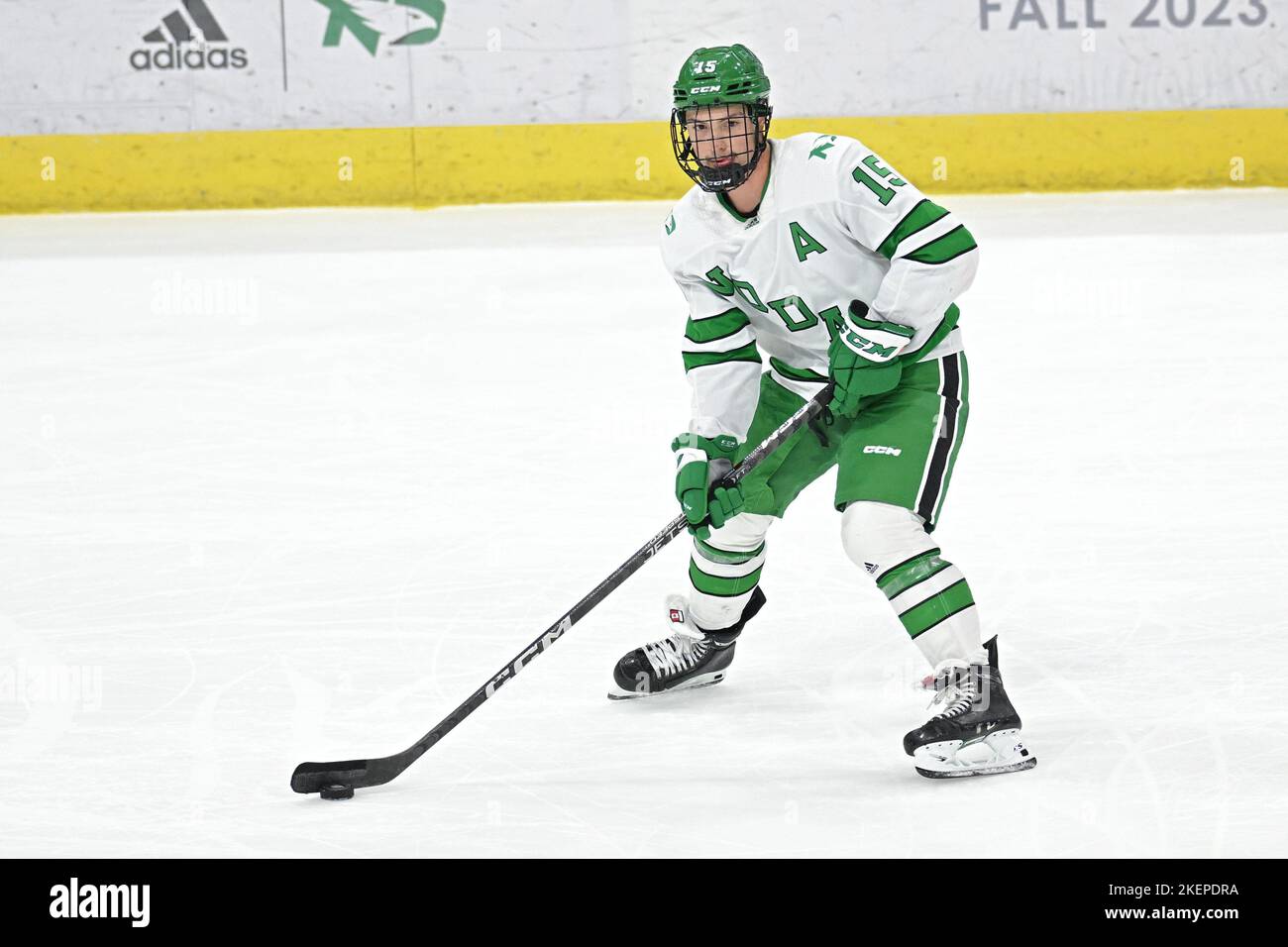 Il difensore del North Dakota Fighting Hawks, Ethan Frisch (15), pattina con il puck durante una partita di hockey da uomo NCAA tra i Denver University Pioneers e l'Università del North Dakota Fighting Hawks presso la Ralph Engelstad Arena, Grand Forks, ND, sabato 12 novembre 2022. Denver ha vinto 6-3. Di Russell Hons/CSM Foto Stock