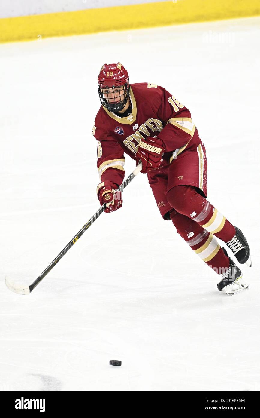 Denver Pioneers Forward Jared Wright (18) supera il disco durante una partita di hockey da uomo NCAA tra i Denver University Pioneers e l'Università del North Dakota Fighting Hawks presso la Ralph Engelstad Arena, Grand Forks, ND, sabato 12 novembre 2022. Denver ha vinto 6-3. Di Russell Hons/CSM Foto Stock