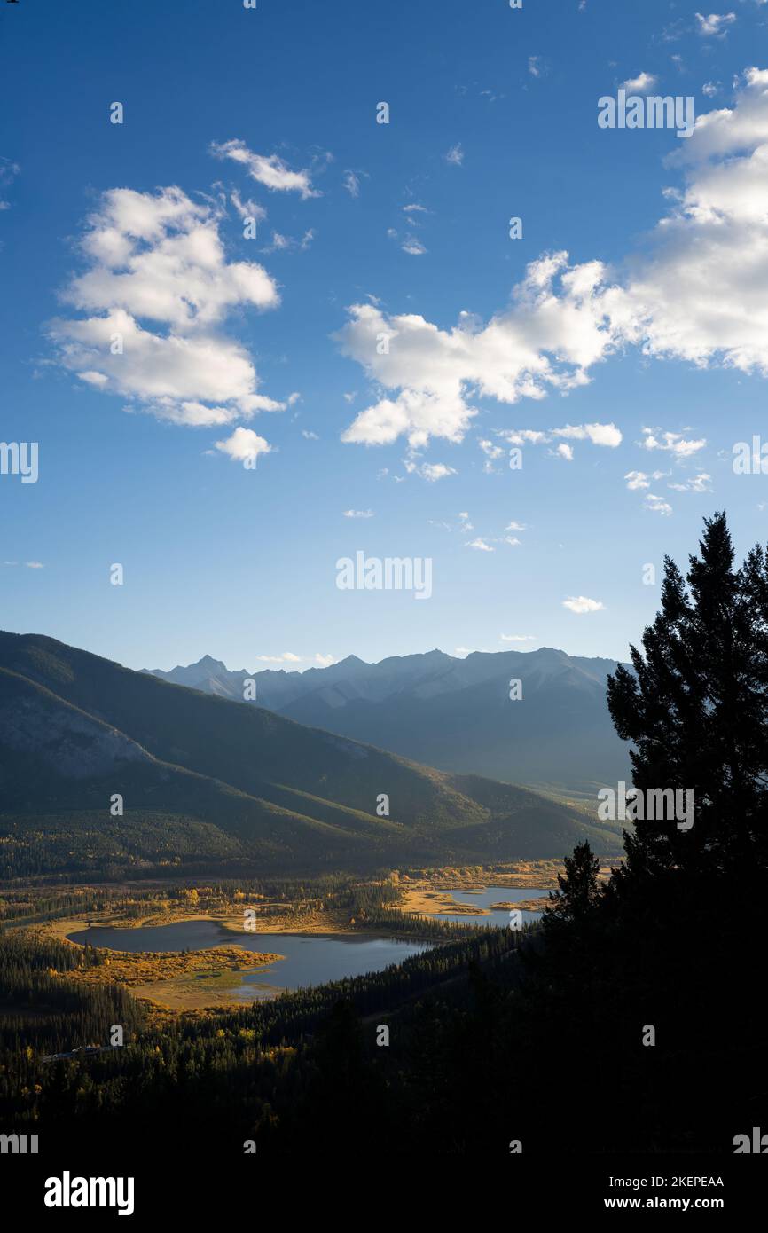 vista dei vermillion laghi da una vista montagna Foto Stock