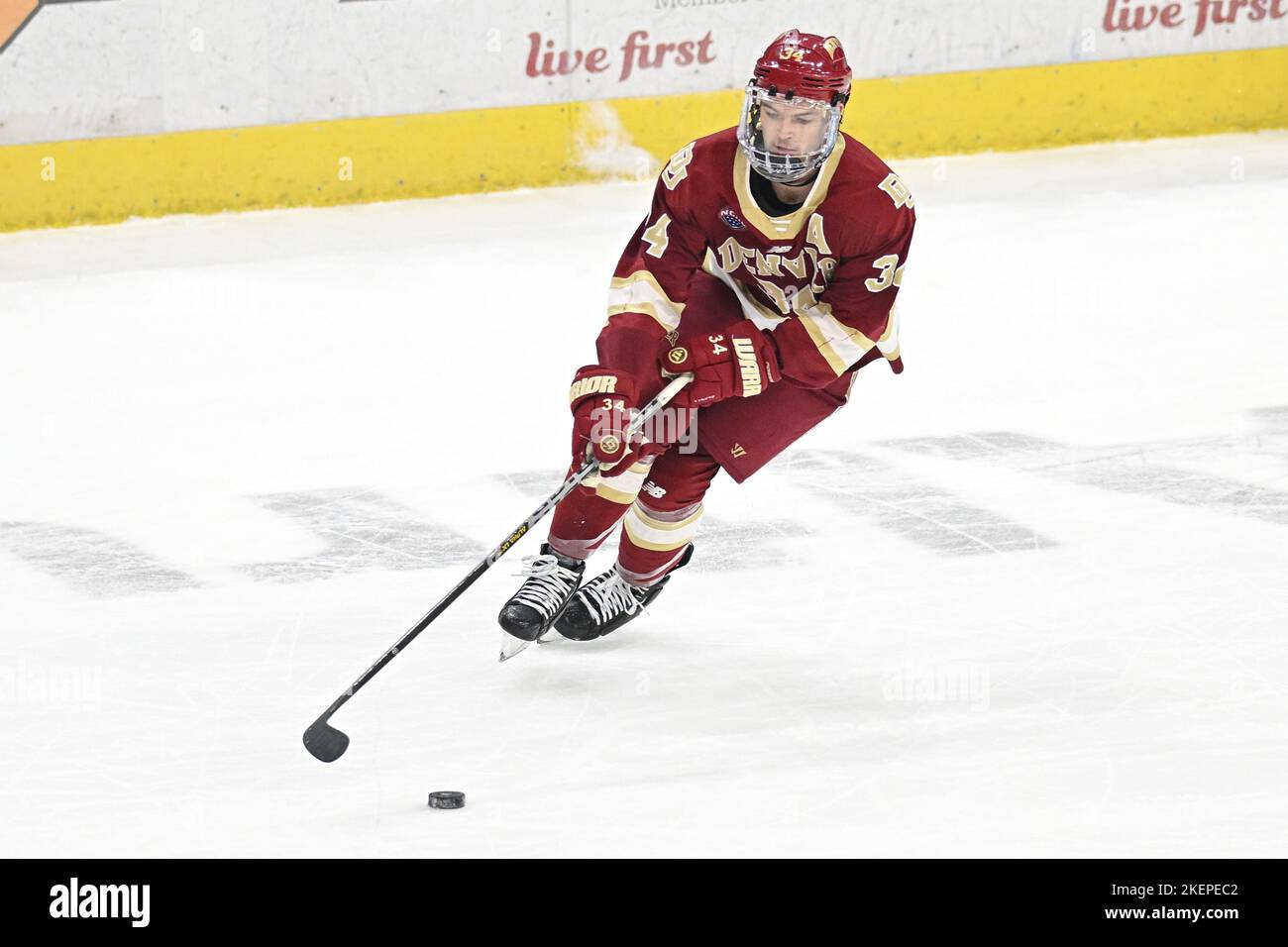 Denver Pioneers Forward carter Mazur (34) saktes con il puck durante una partita di hockey maschile NCAA tra Denver University Pioneers e l'Università del North Dakota Fighting Hawks presso Ralph Engelstad Arena, Grand Forks, ND Sabato 12 novembre 2022. Denver ha vinto 6-3. Di Russell Hons/CSM Foto Stock