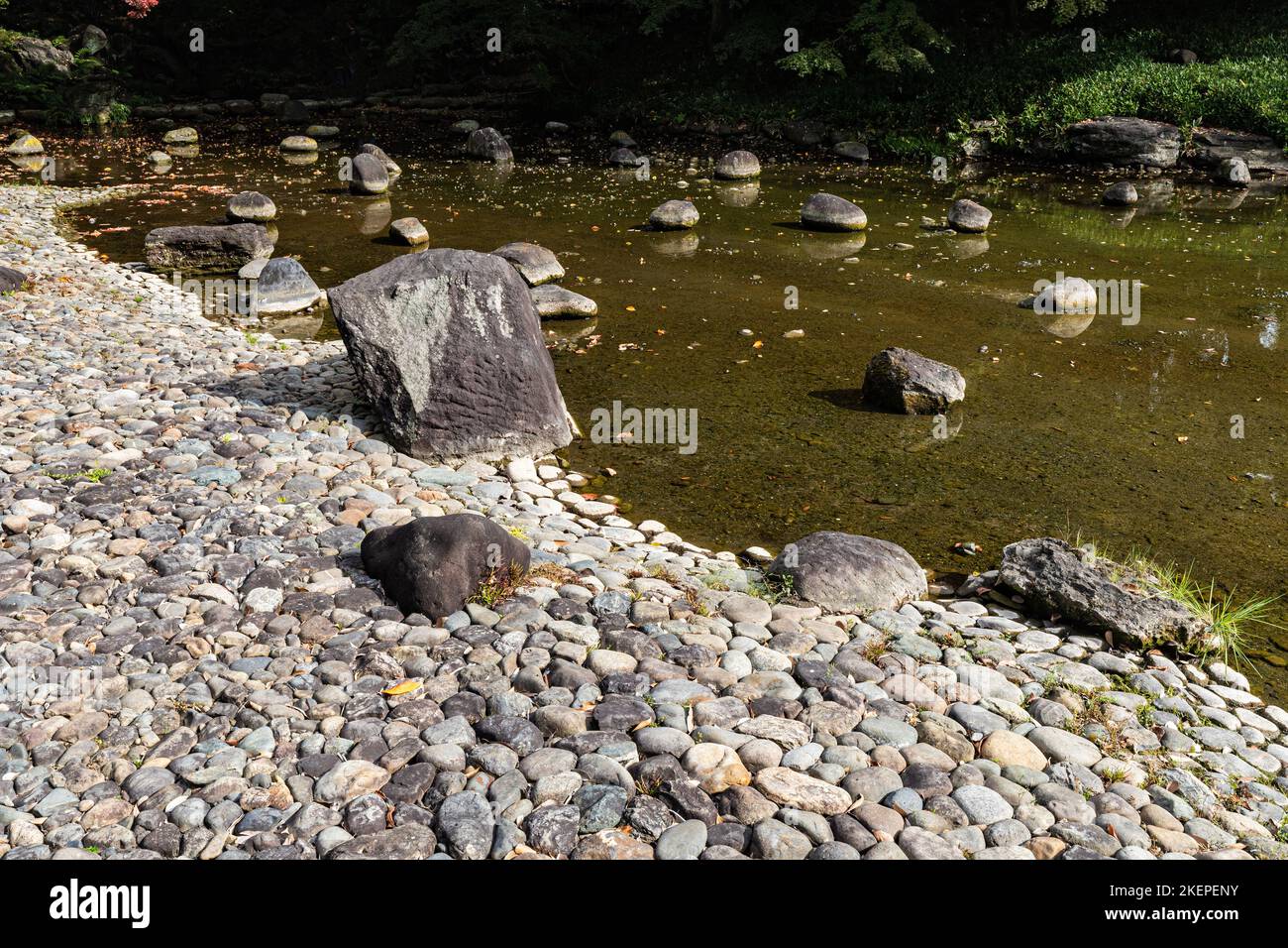 I giardini di Koishikawa Korakuen sono un giardino per passeggiate centrato intorno ad uno stagno, che riflette la preferenza per l'estetica cinese con riproduzioni di paesaggi Foto Stock