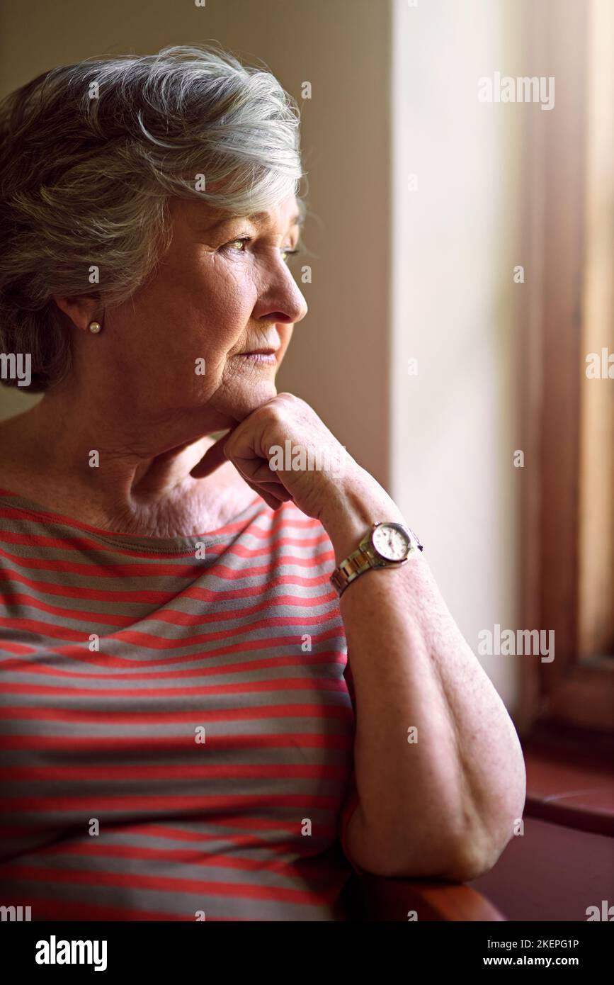 Alcuni ricordi non svaniscono mai. Una donna anziana che guarda premurosa. Foto Stock