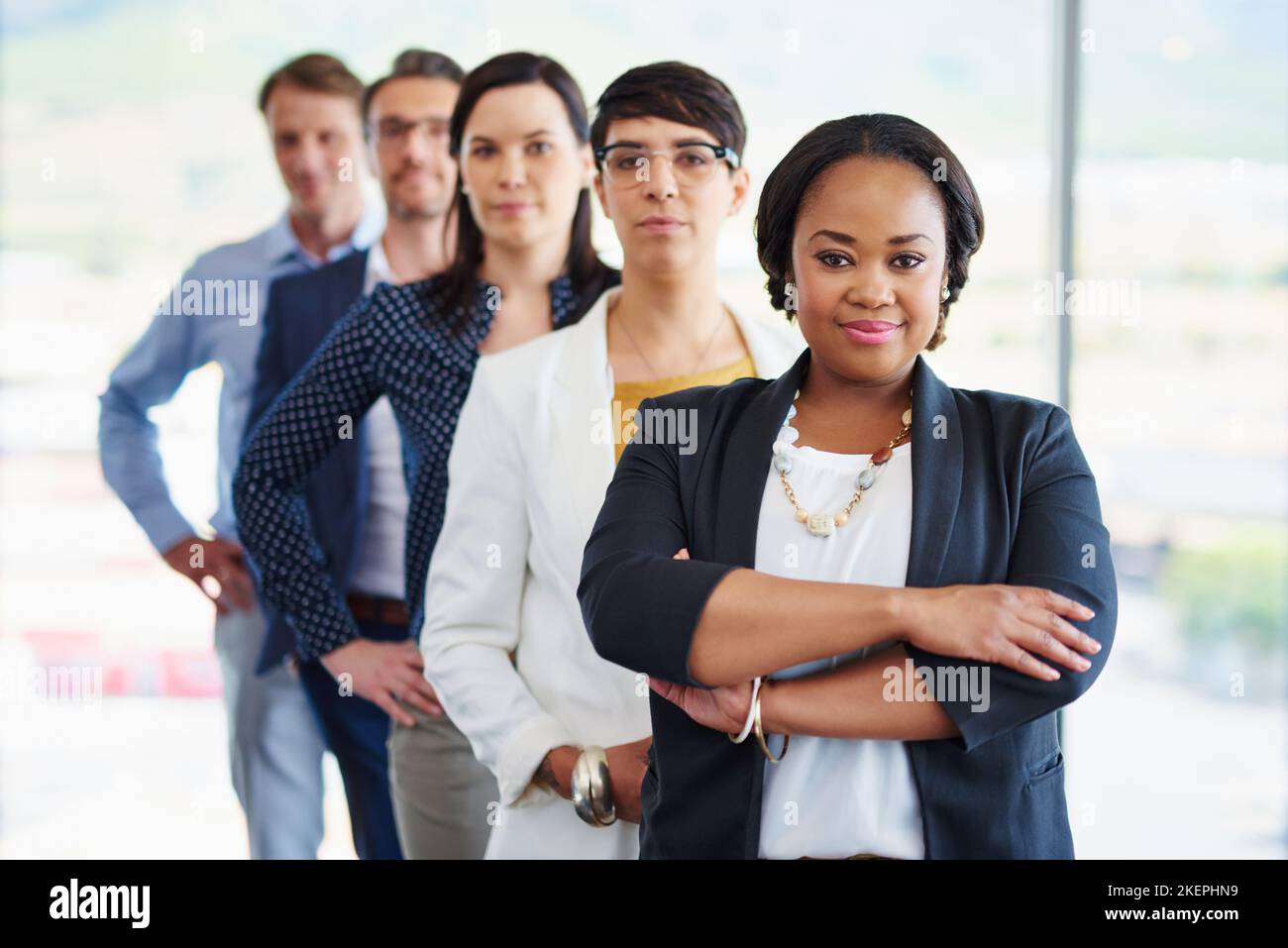 Insieme, erano inarrestabili. Ritratto di un team di colleghi diversi in fila in ufficio. Foto Stock