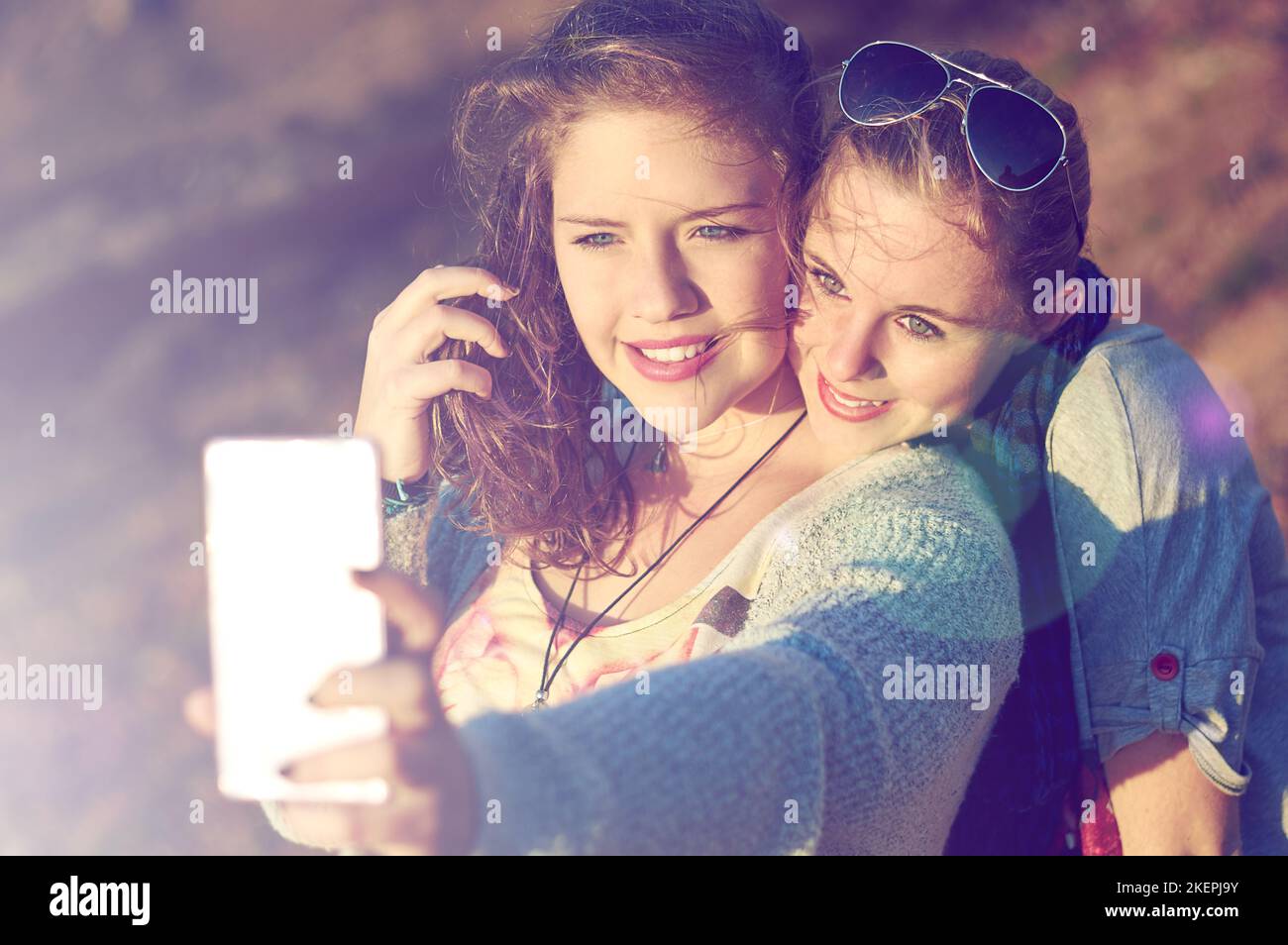 Cattura i momenti migliori degli amici. Due ragazze adolescenti che prendono un selfie all'aperto. Foto Stock