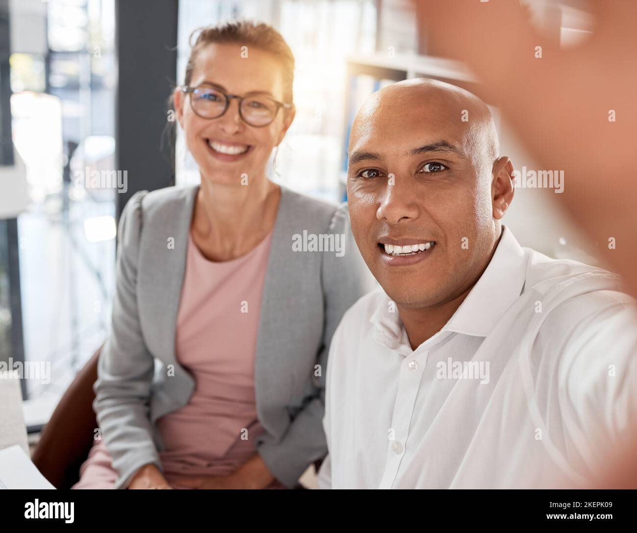 Selfie, personale aziendale e di ufficio per il social network aziendale, l'aggiornamento del profilo professionale e la cultura del sito Web sul luogo di lavoro. Felice, professionale Foto Stock