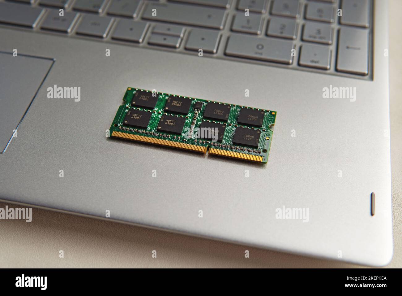 Sodimm DDR3 Scheda di memoria RAM modulo nel notebook nero closeup. Sodimm DDR3 Scheda di memoria RAM modulo nel notebook nero closeup. aggiornamento ultrabook Foto Stock