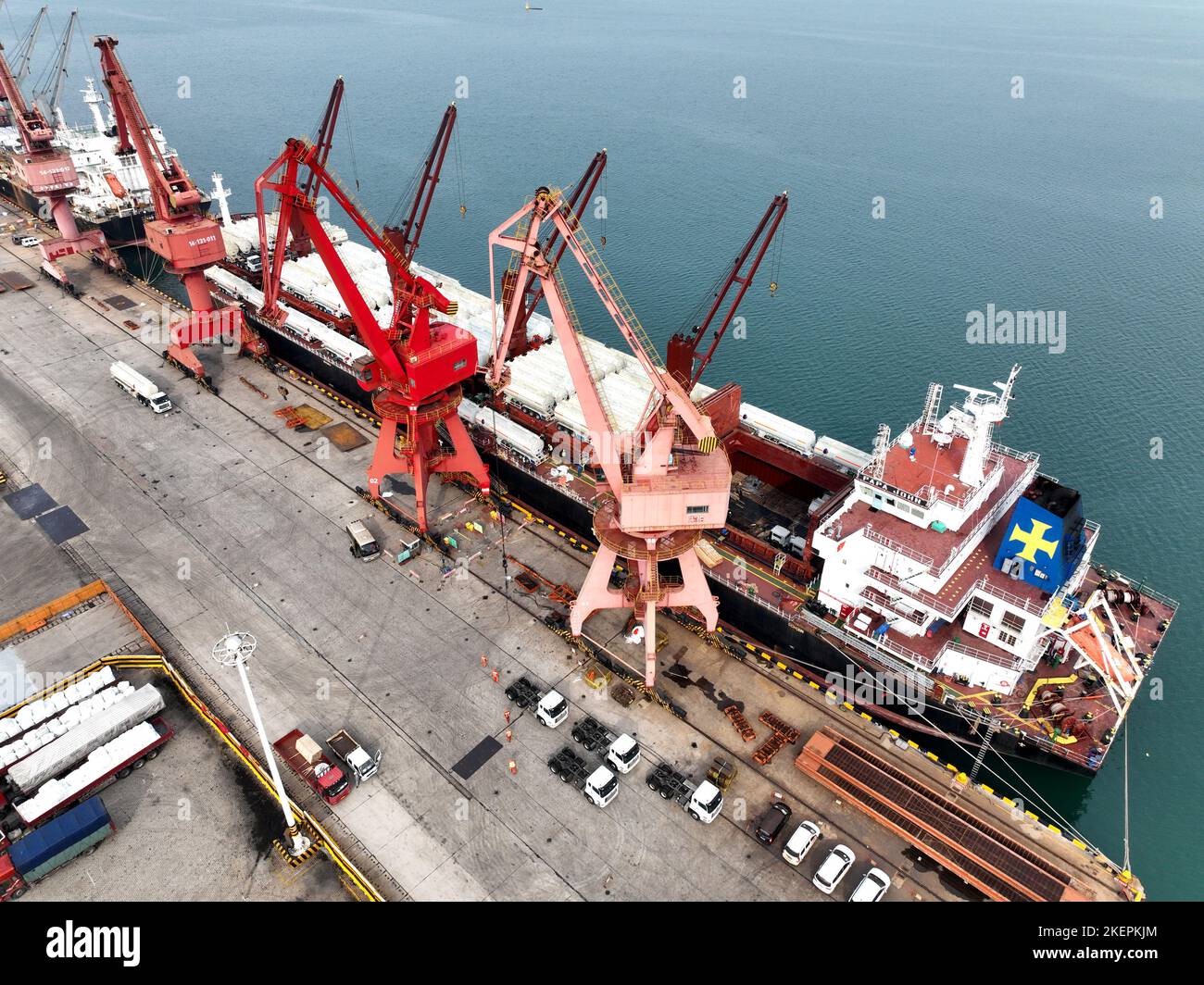 LIANYUNGANG, CINA - 14 NOVEMBRE 2022 - la foto aerea mostra le navi da carico che caricano i camion di riempimento speciali per l'esportazione in Africa ad un molo in Lianyungang C. Foto Stock