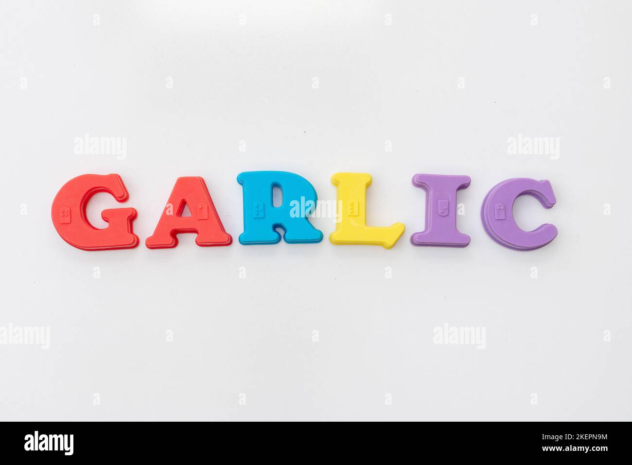 Lettera magnetica PAROLA AGLIO su sfondo bianco isolato Foto Stock
