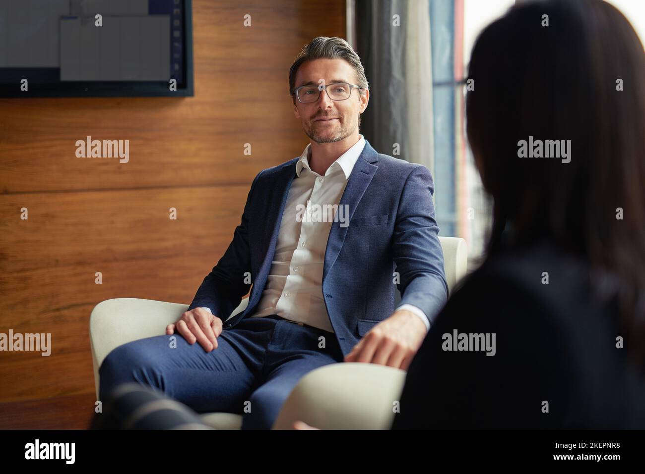 Informazioni commerciali. Due uomini d'affari che parlano in un ufficio aziendale. Foto Stock