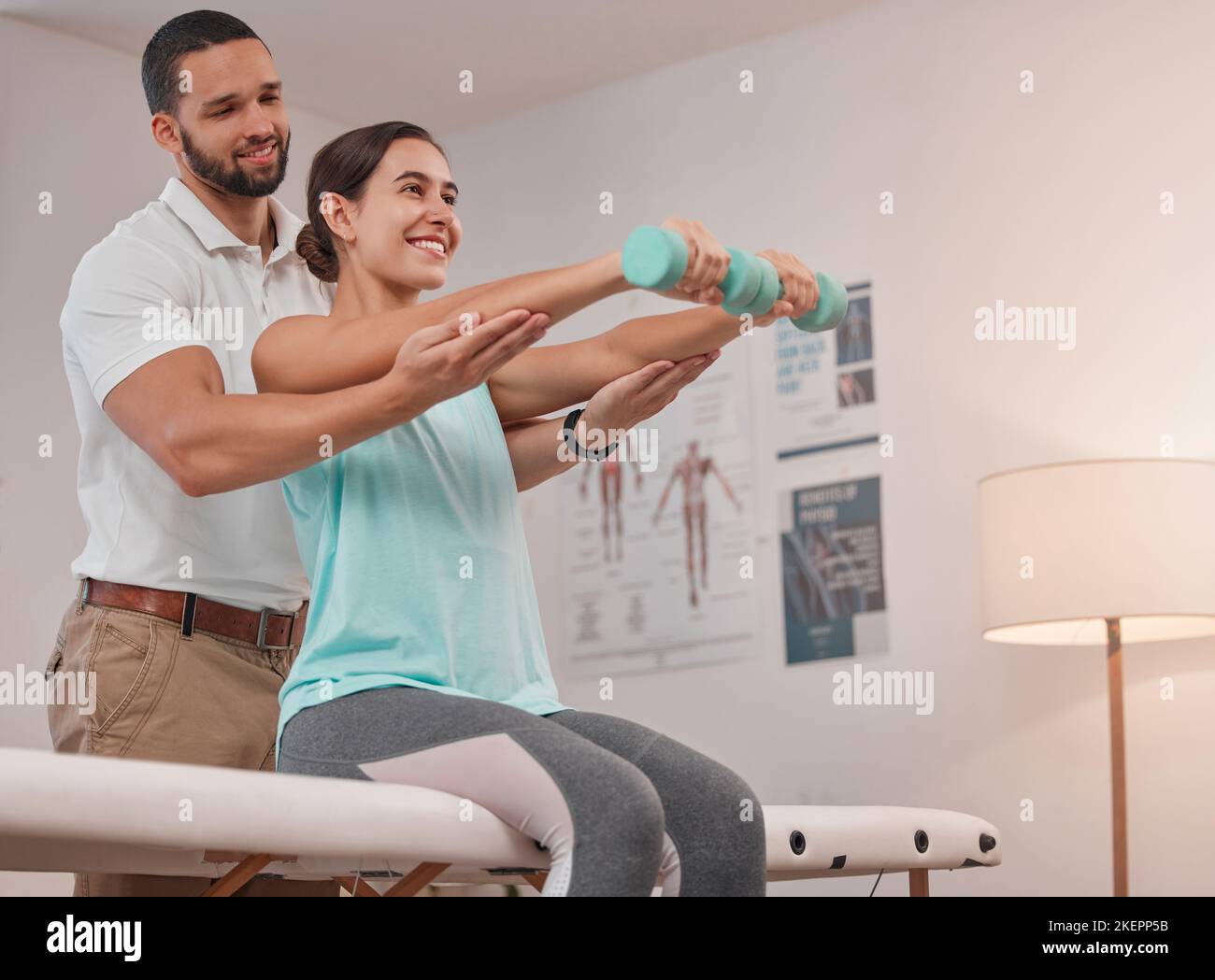 Terapia fisica, manubri e fisioterapista aiutare la donna per la riabilitazione muscolare, fitness e salute del corpo. Fisioterapia, paziente e. Foto Stock