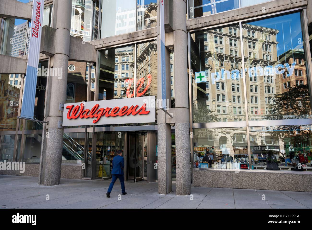 Vista frontale di un negozio Walgreens a Boston, Massachusetts, visto giovedì 30 giugno 2022. Foto Stock
