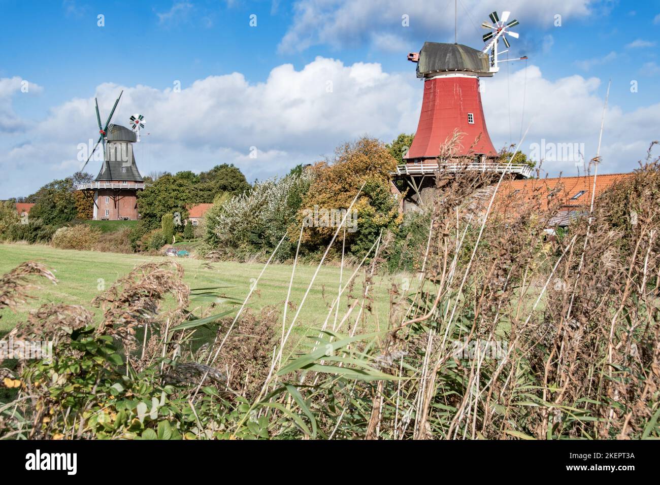 Zwillingswindmühlen von Neuharlingersiel Foto Stock