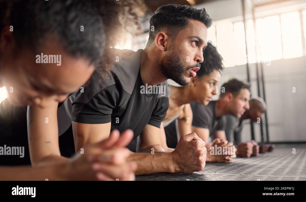 Corsi di ginnastica, fitness e formazione di persone insieme per l'allenamento e l'esercizio allo stomaco. Gruppo di atleti o amici che fanno cardio per il benessere sportivo Foto Stock