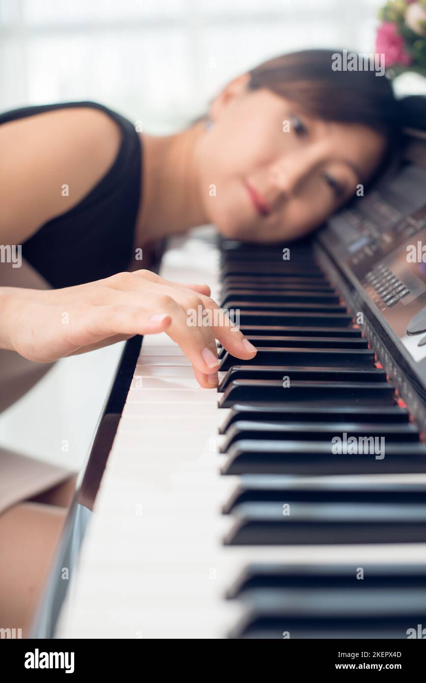 Ragazza coreana suonando piano Foto stock - Alamy