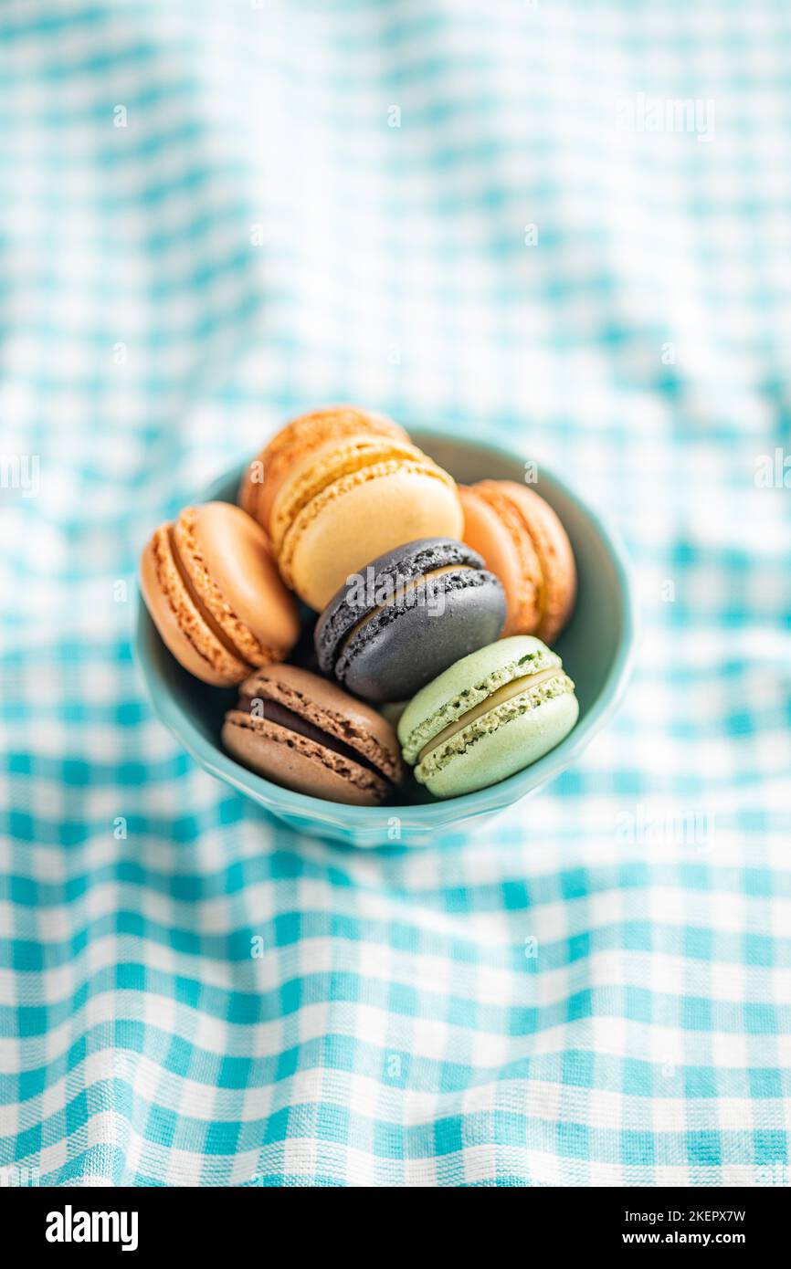 Dolce al macaron. Macaron colorati in ciotola. Foto Stock