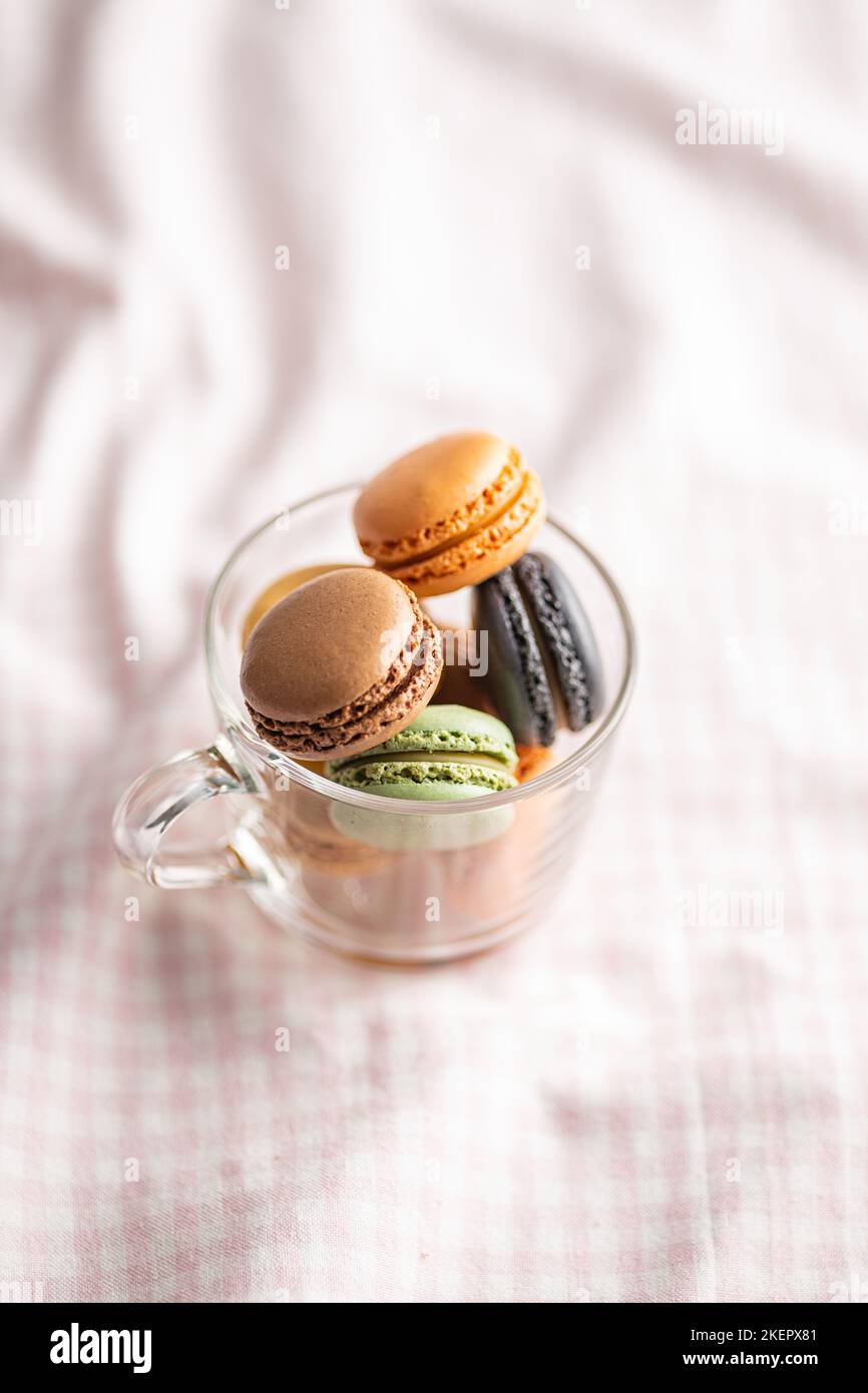 Dolce al macaron. Macaron colorati nella tazza. Foto Stock