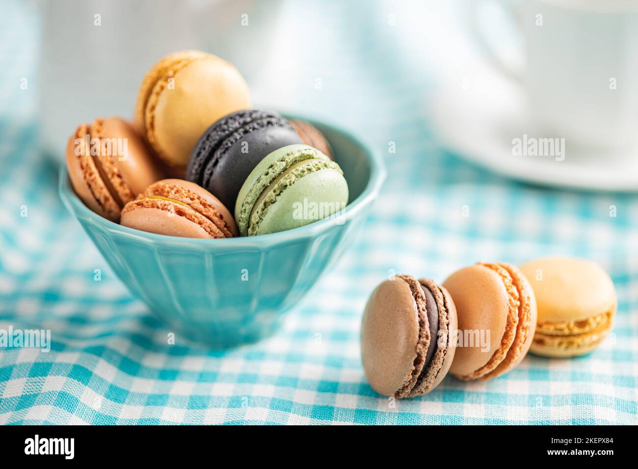 Dolce al macaron. Macaron colorati in ciotola. Foto Stock