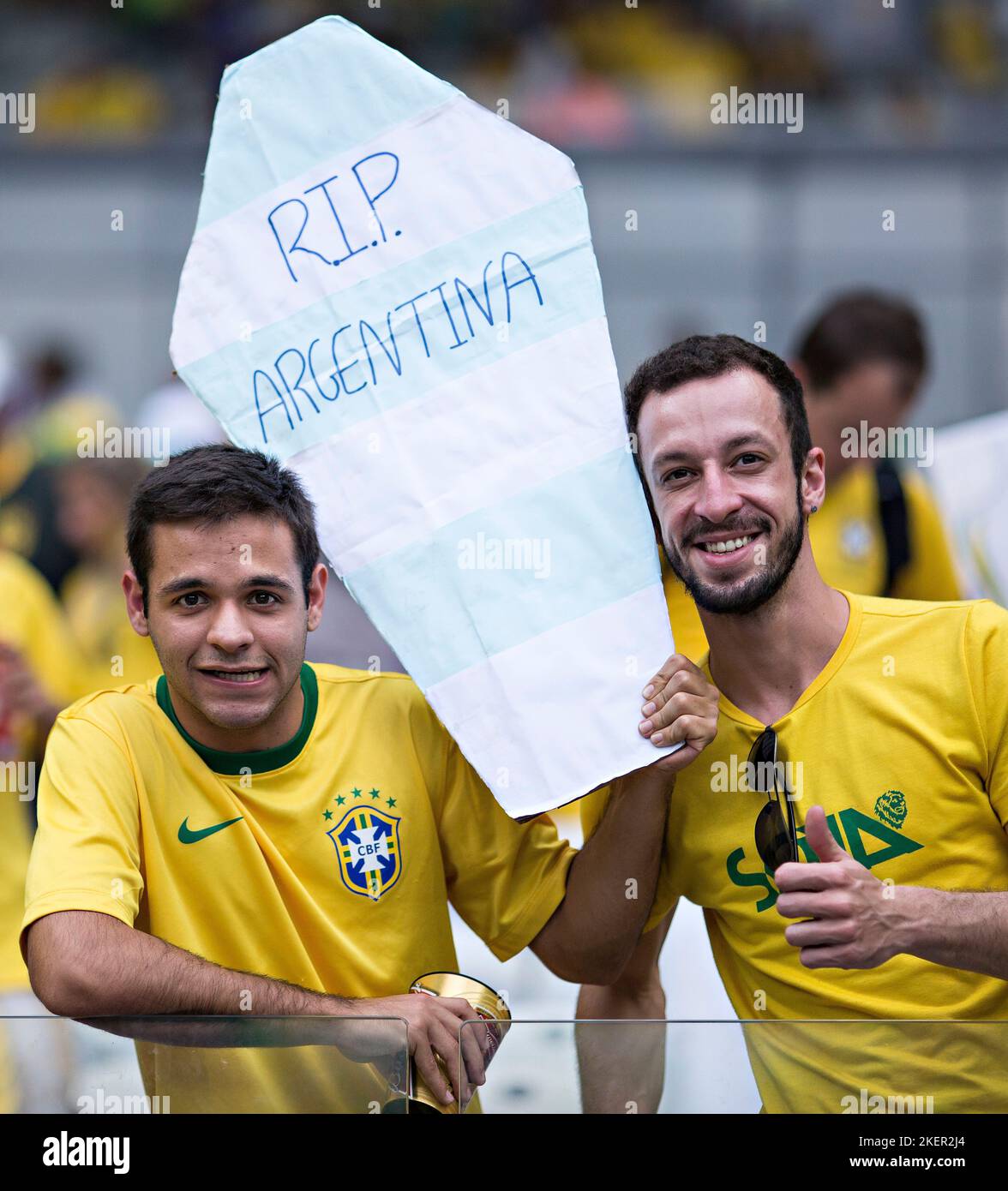 Belo Horizonte, 08.07.2014, Estadio Mineirao Brasilianische fans mit argentinischem Papp-Sarg Brasilien - Deutschland Copyright (nur fŸr journalistis Foto Stock