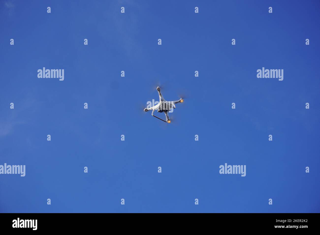 Mani chiuse che tengono il controller del dispositivo drone. La mano che aziona la tecnologia del drone Foto Stock