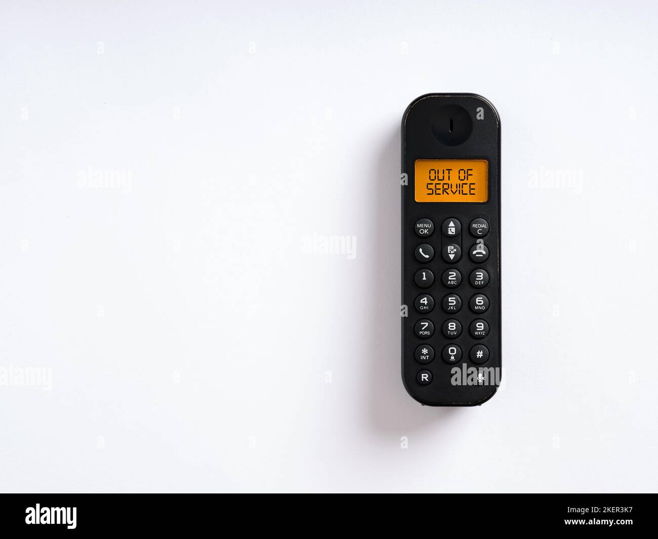 Messaggio fuori servizio scritto sullo schermo di un telefono wireless.  Concetto di assistenza clienti irraggiungibile Foto stock - Alamy