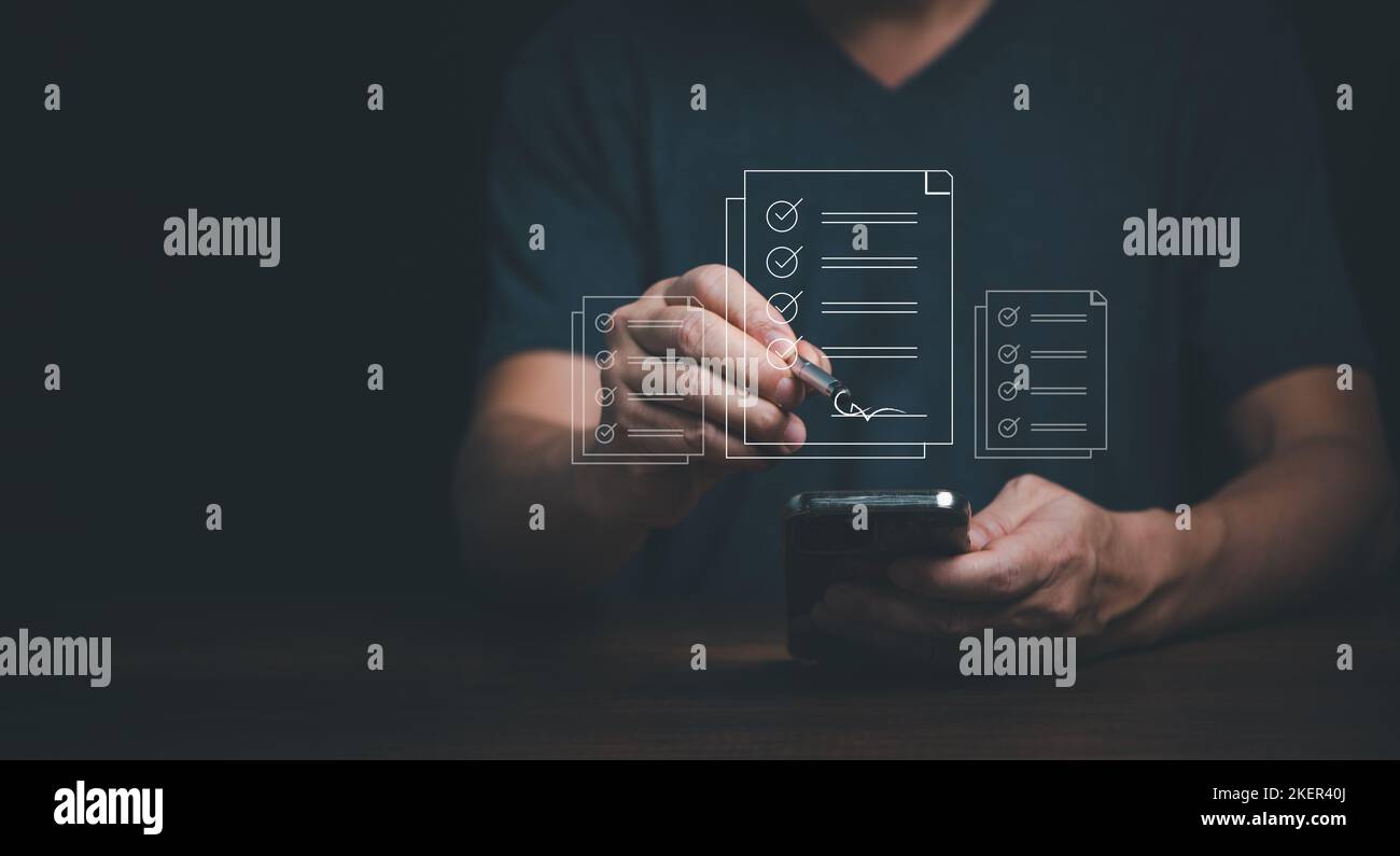 Business online con firma elettronica sul telefono cellulare, firma elettronica, gestione dei documenti digitali, ufficio senza carta, firma di contatti aziendali Foto Stock