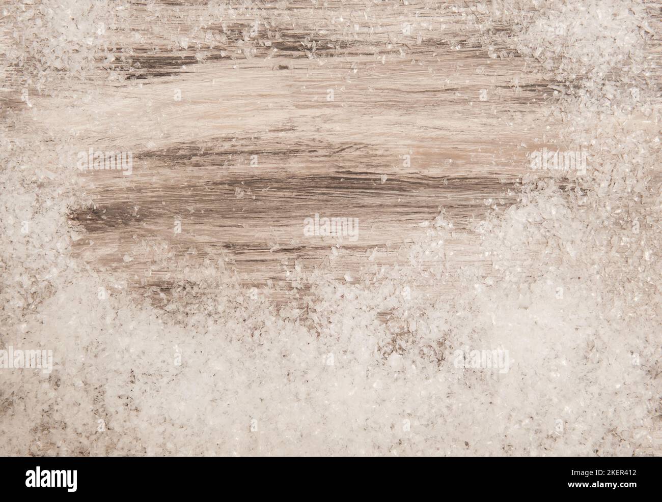 Sfondo grigio legno con neve artificiale Foto Stock