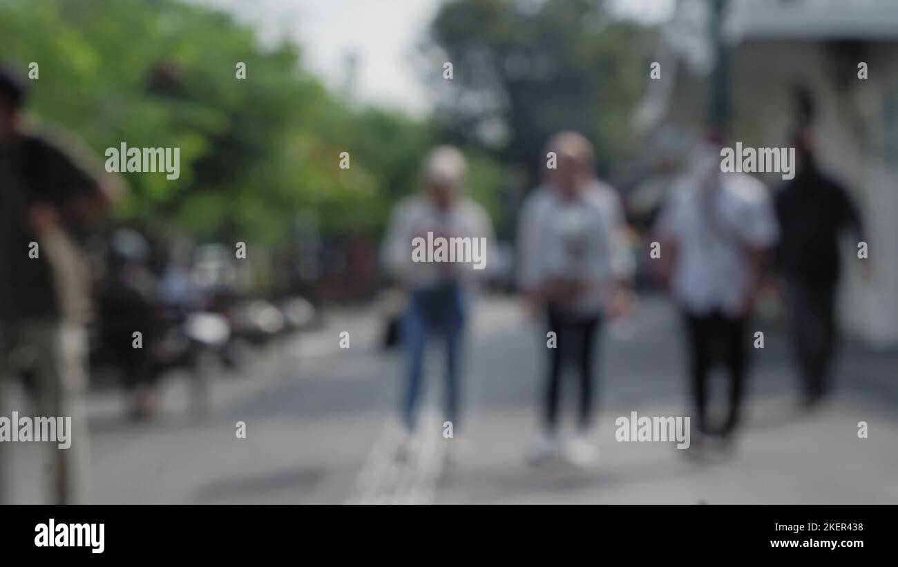 donne hijab sfocate che camminano per strada mentre chiacchierano. sfondo sfocato della città urbana Foto Stock