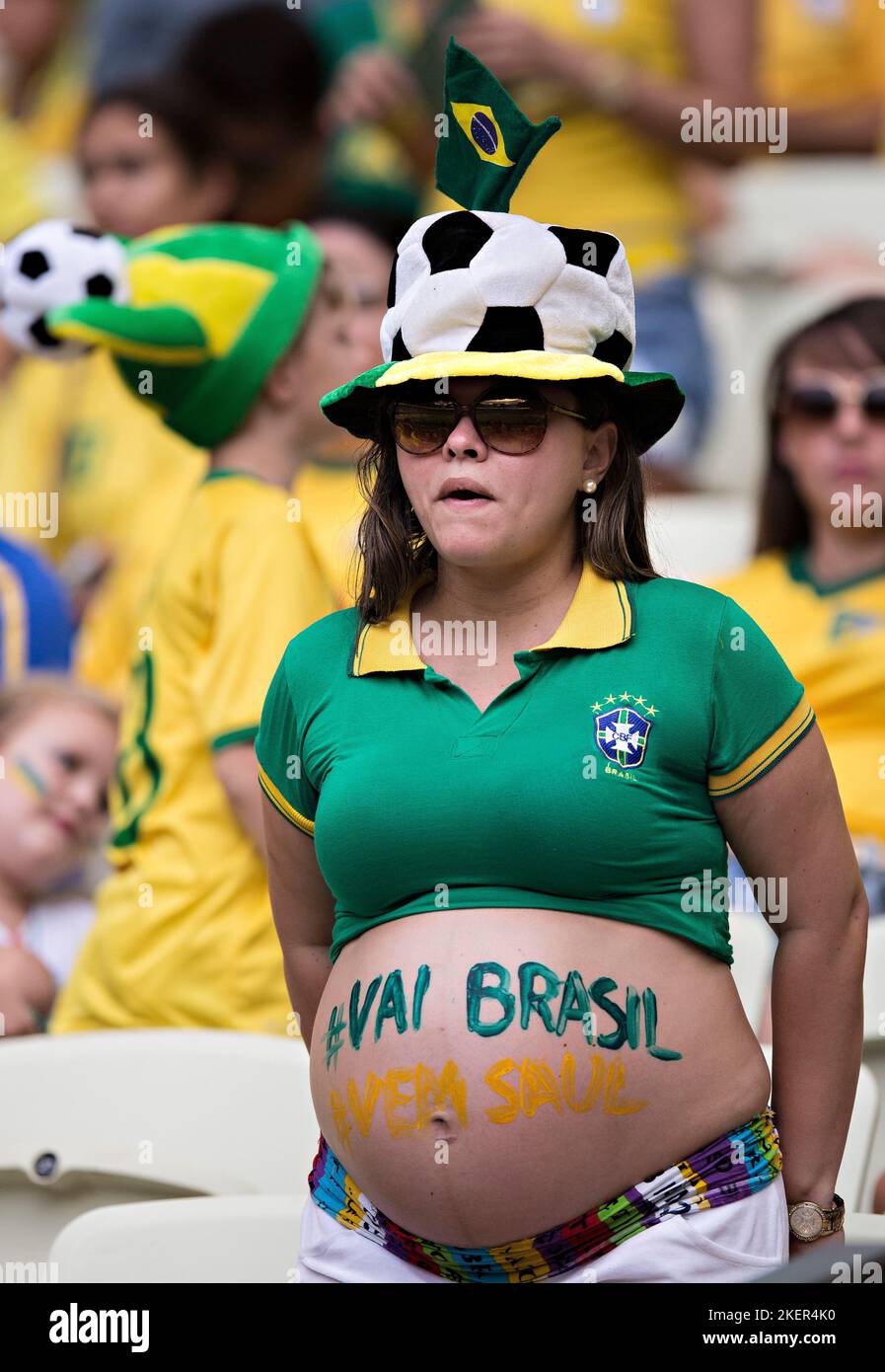 Fortaleza, 17.06.2014, Estadio Castelao Weiblicher Brasilien Fan mit Babybauch Brasilien - Mexiko Copyright (nur fŸr journalistische Zwecke) by: Mor Foto Stock