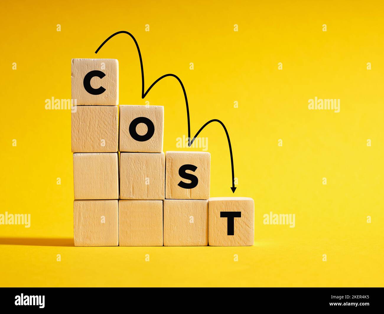 Riduzione dei costi e concetto di gestione dei costi. Snello, controllo, riduzione, ottimizzazione dei costi. La parola costo su scala di discesa scale di cubi di legno Foto Stock